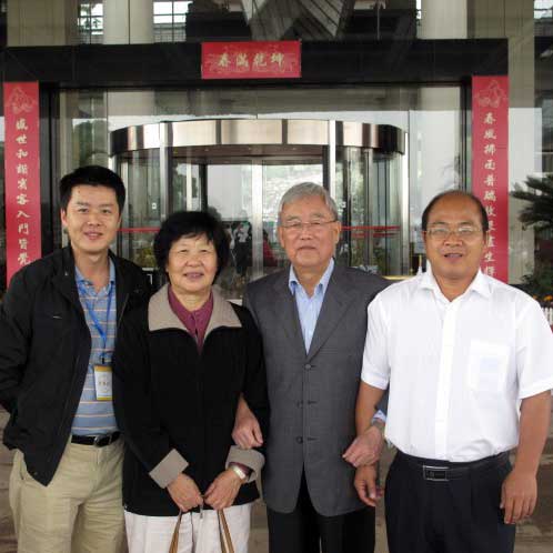中國科學院副院長，全國人大常務委員會委員王佛松院士一家親切關懷企業情況